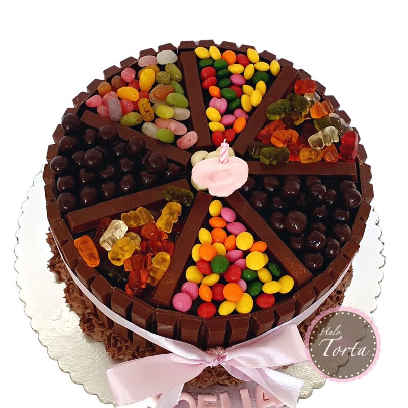 Cokoladna torta sa sarenim slatkisima i bombonicama