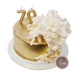 Zlatna torta sa belim cvetom
