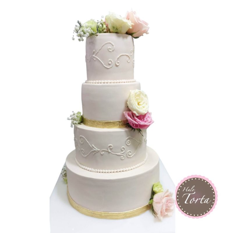 Romantična svadbena torta sa ružama
