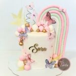 Nežno roze torta sa dugom i leptirićima